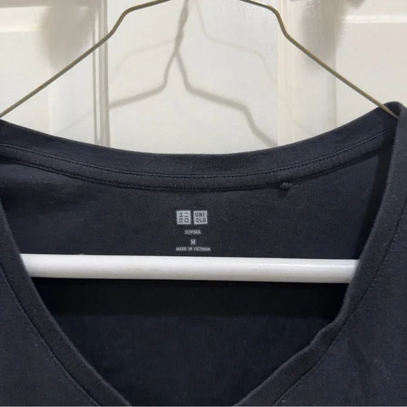 Uniqlo supima cotton vneck tee - Picture 2 of 3